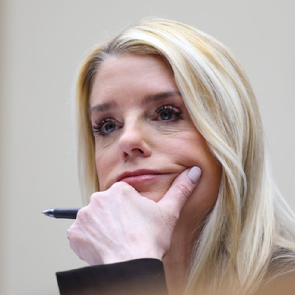 ARCHIVO - La fiscal general Pam Bondi escucha mientras testifica ante una audiencia de supervisión del Comité Judicial de la Cámara en el Capitolio en Washington, el 11 de febrero de 2026, en Washington. (AP Photo/Tom Brenner, archivo)