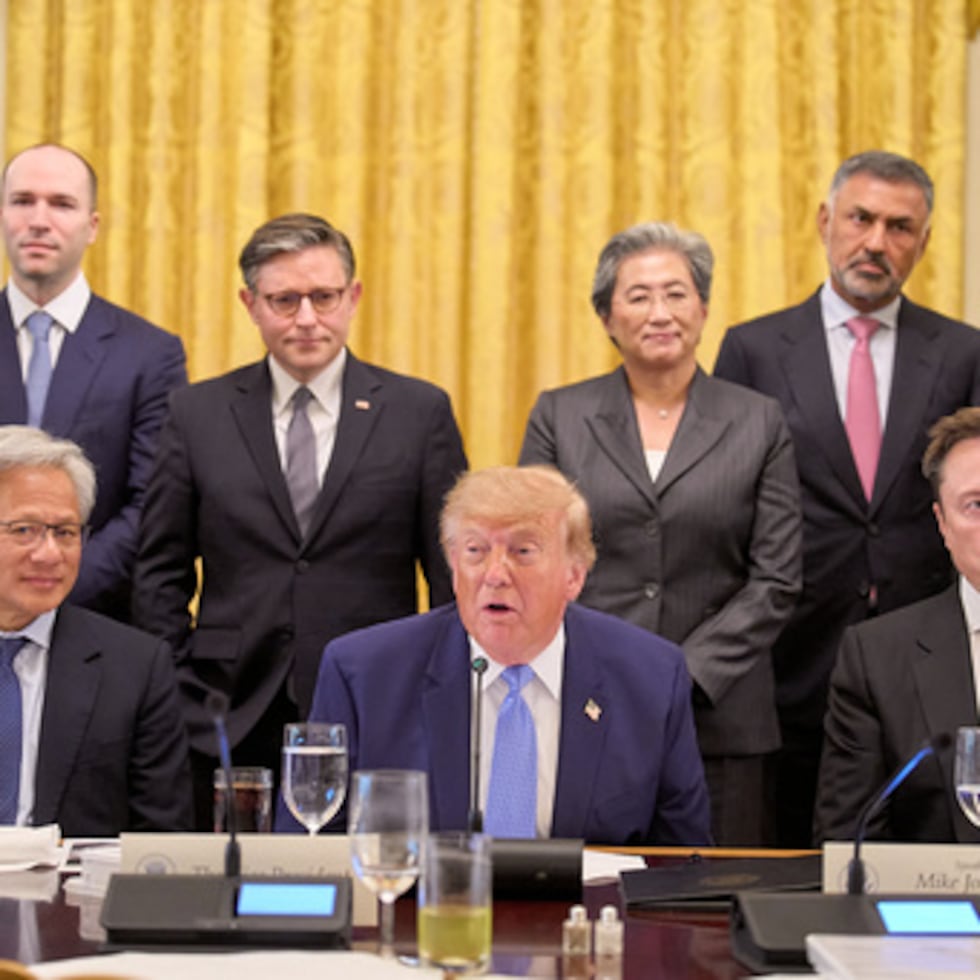 El presidente Donald Trump, en el centro, junto al director ejecutivo de Nvidia, Jensen Huang, a la izquierda, y a Elon Musk, a la derecha, habla en el Salón Este de la Casa Blanca.