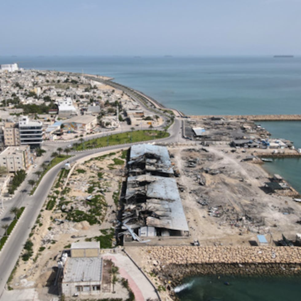 Barcos al fondo en el estrecho de Ormuz junto a la isla de Qeshm, donde se ven daños que según testigos se deben a ataques aéreos recientes de la campaña de Estados Unidos e Israel.