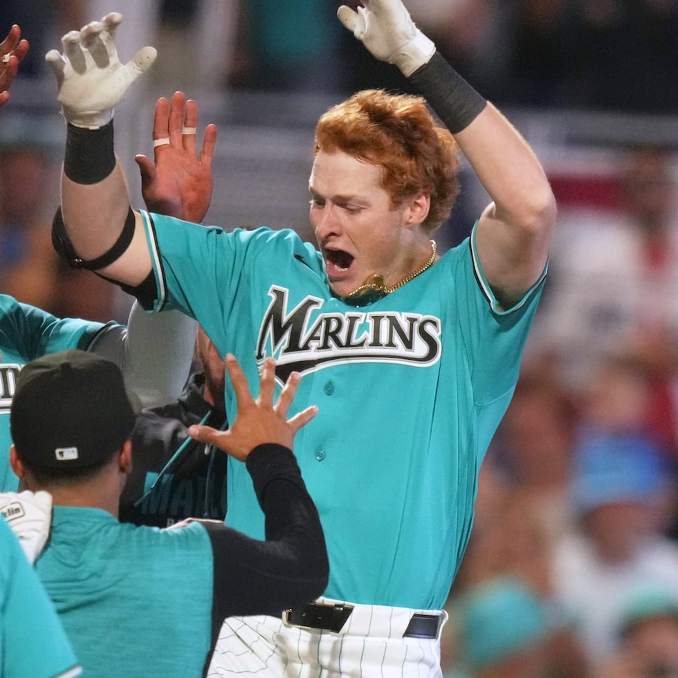 Owen Caissie, a la derecha, reacciona tras vestirse de héroe en el último triunfo de los Marlins.