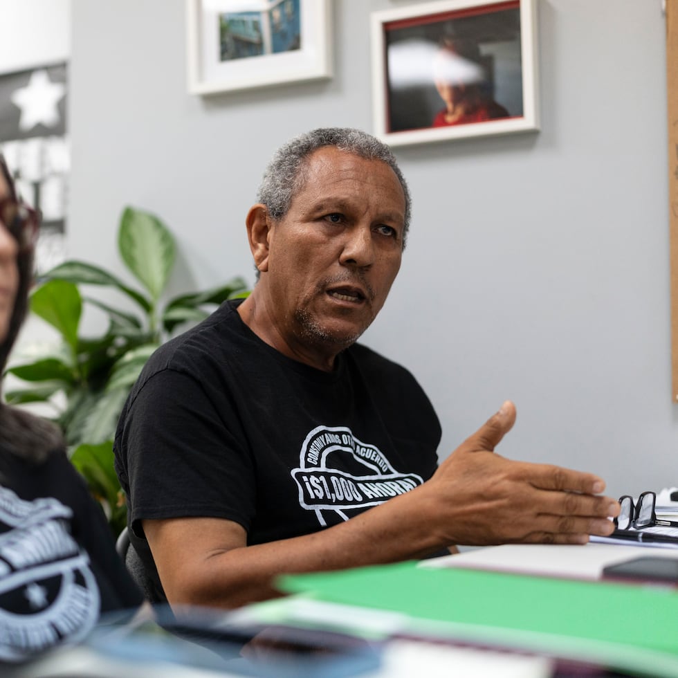 Mayra Rivera Torres y Ramon Santiago Fernández, portavoces de Construyamos Otro Acuerdo, indicaron que, pese a tocar las puertas del gobierno, no han obtenido respuesta a sus reclamos para los jubilados.