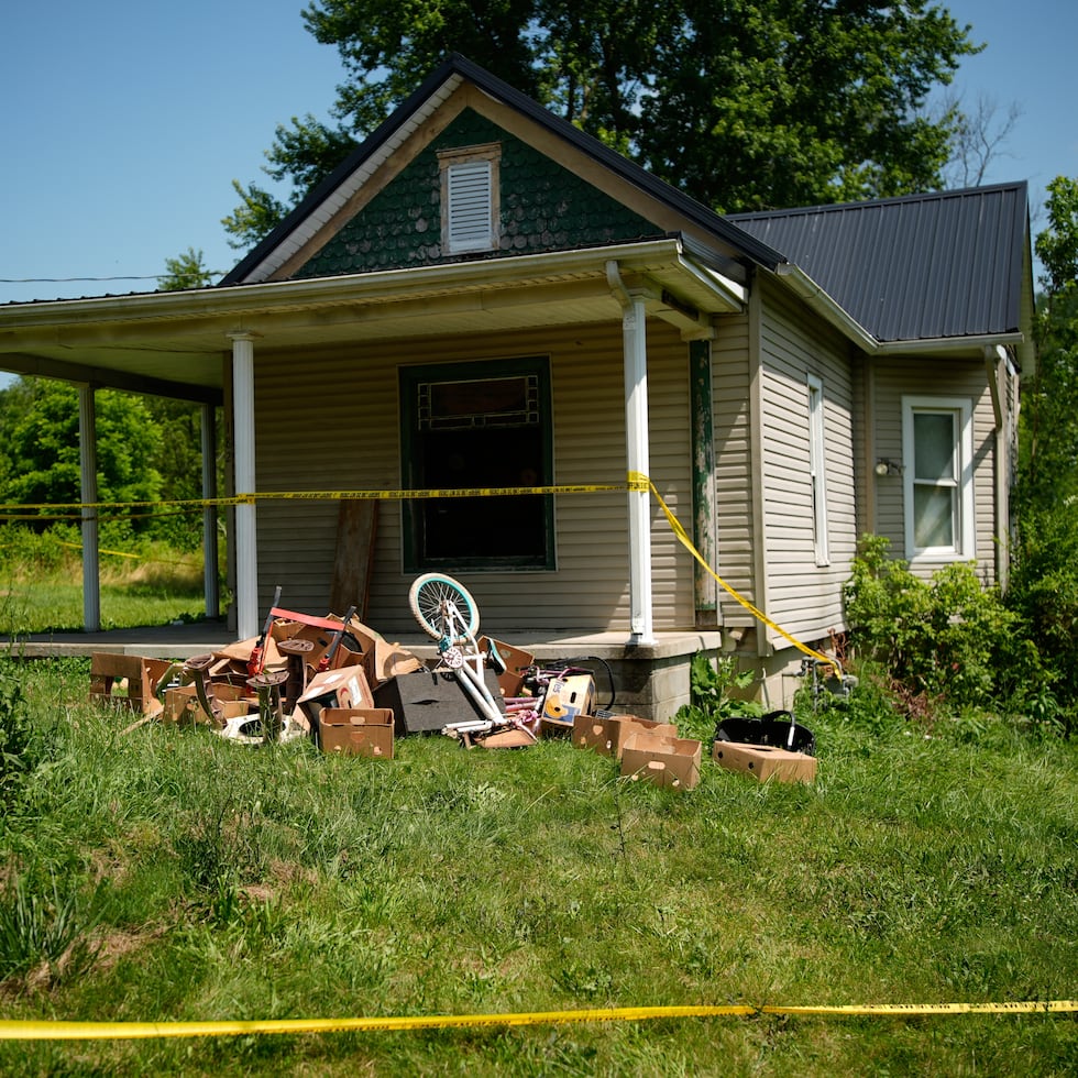 Dieciséis niños de una misma familia que fueron rescatados de una casa deteriorada en una zona rural de Ohio vivían en condiciones miserables, con desechos humanos por todas partes y confinados a una sola habitación durante gran parte de los últimos cuatro años, informaron las autoridades el miércoles.