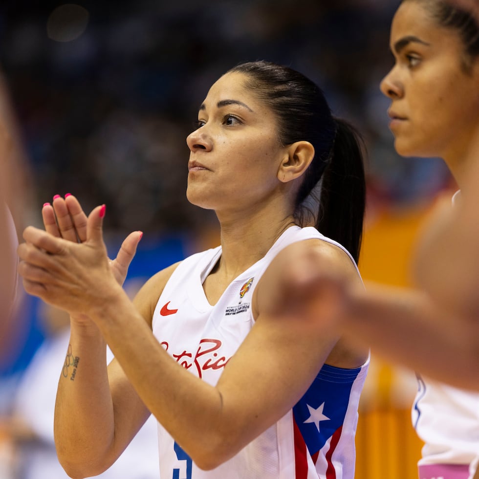 Pamela Rosado aplaude a sus compañeras de equipo.