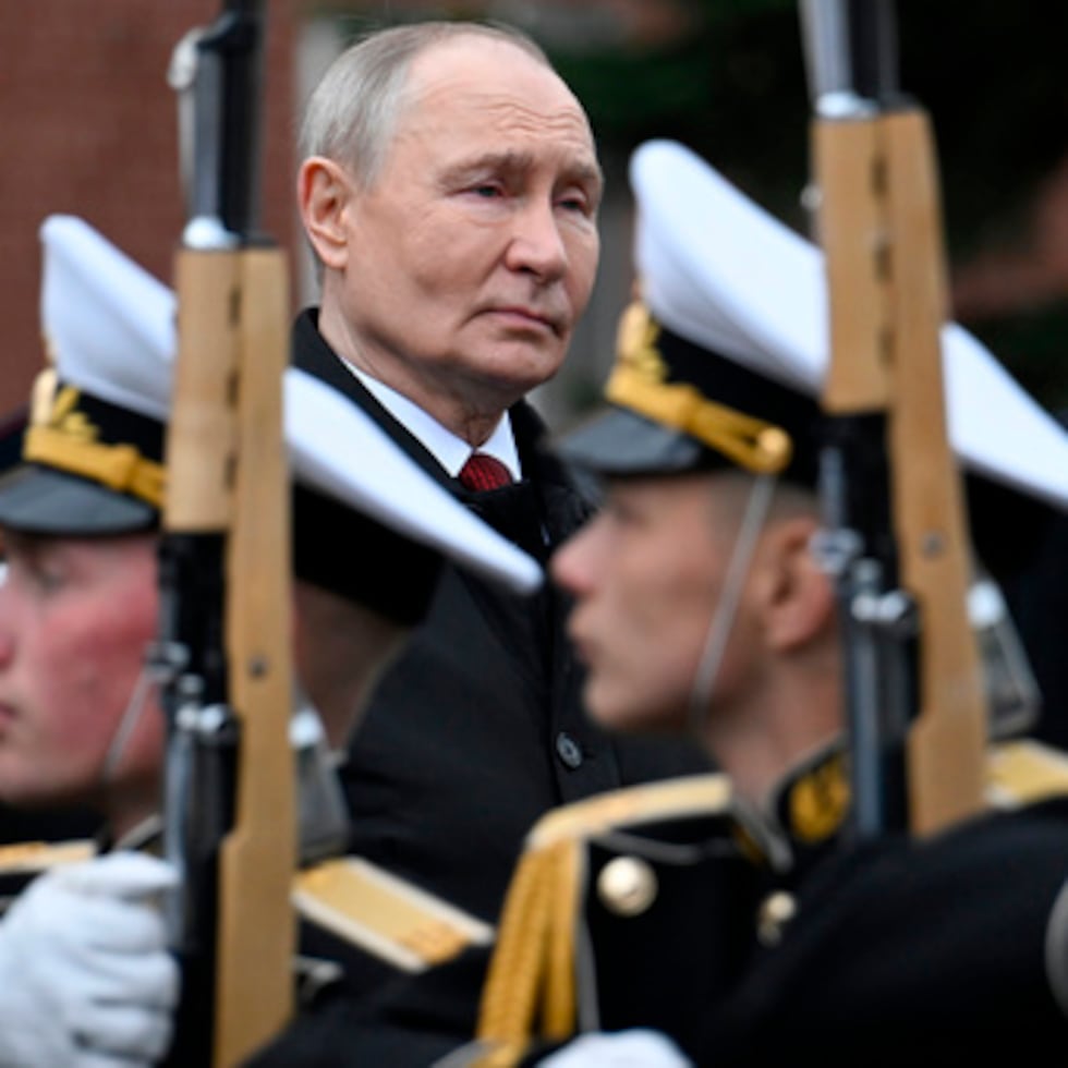 El presidente ruso Vladimir Putin, en primer plano, asiste a una ceremonia para depositar flores en la Tumba del Soldado Desconocido junto al muro del Kremlin en Moscú, el sábado 9 de mayo de 2026, durante las celebraciones del 81 aniversario de la victoria de la Unión Soviética sobre la Alemania nazi durante la Segunda Guerra Mundial. (Alexander Nemenov/Pool Photo vía AP)