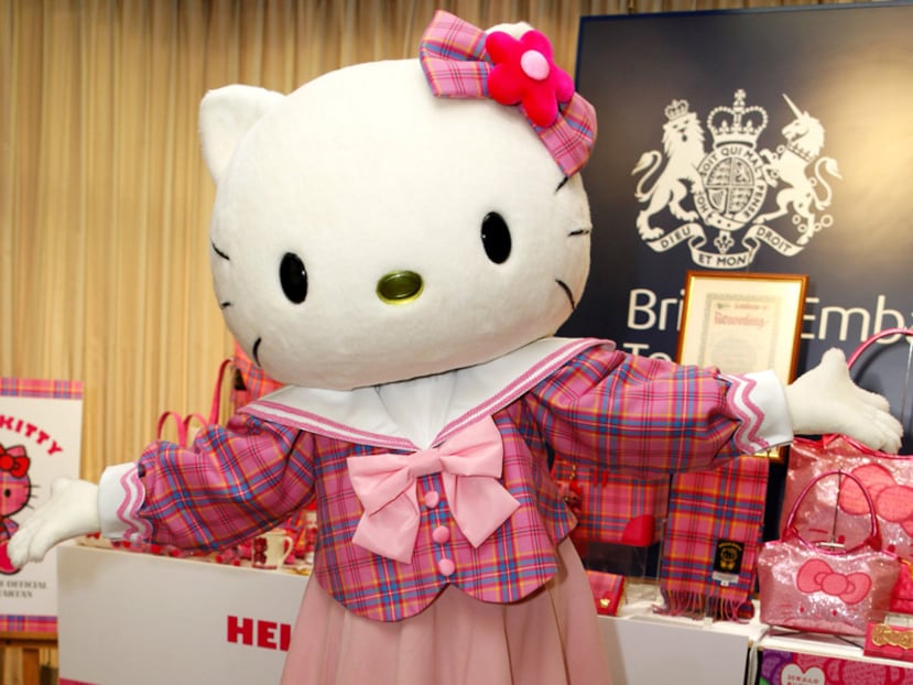 Hello Kitty - Y por si todavía hay que dar más ejemplos de que tener 40 no es sinónimo de vejez, entonces tienen que saber que otra festejada de este año es Hello Kity, la gatita blanca y geométrica que desde el "cuarto piso" todavía usa un moño en su oreja izquierda. (Archivo)