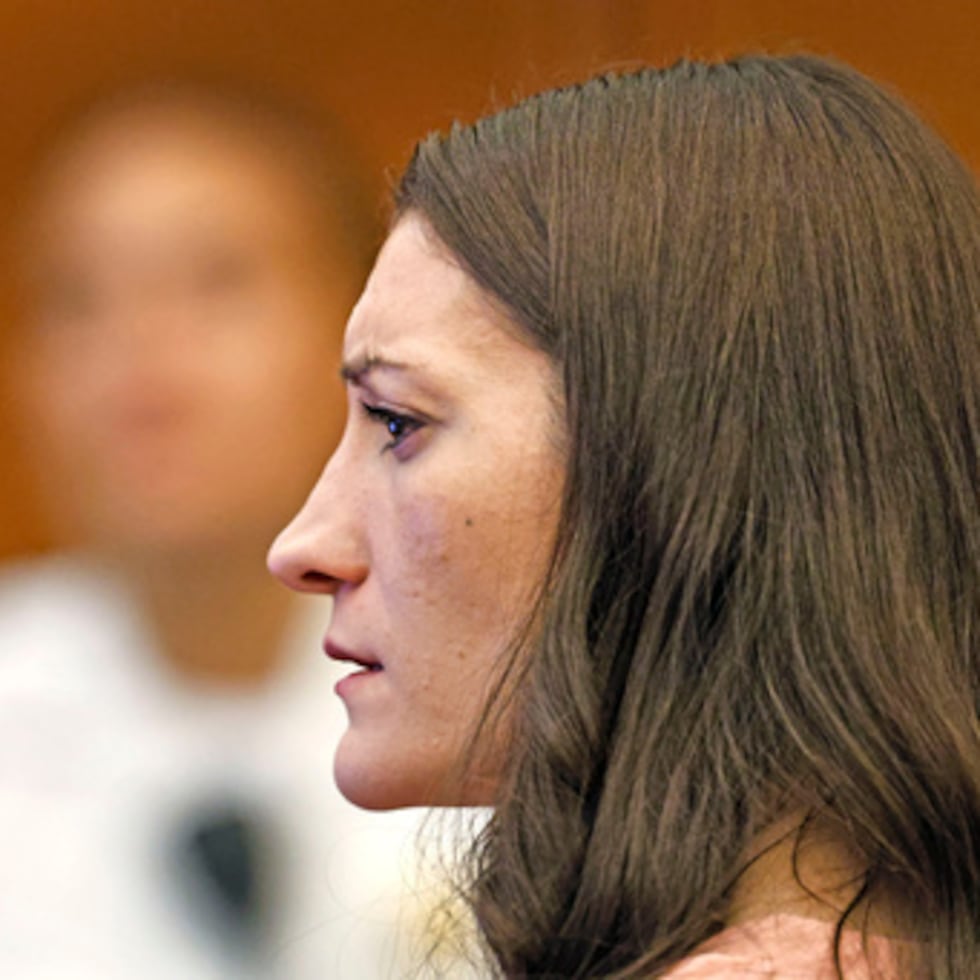 La acusada Lindsay Clancy observa cómo su exmarido, Patrick Clancy, sube al estrado de los testigos en el Tribunal Superior de Plymouth.