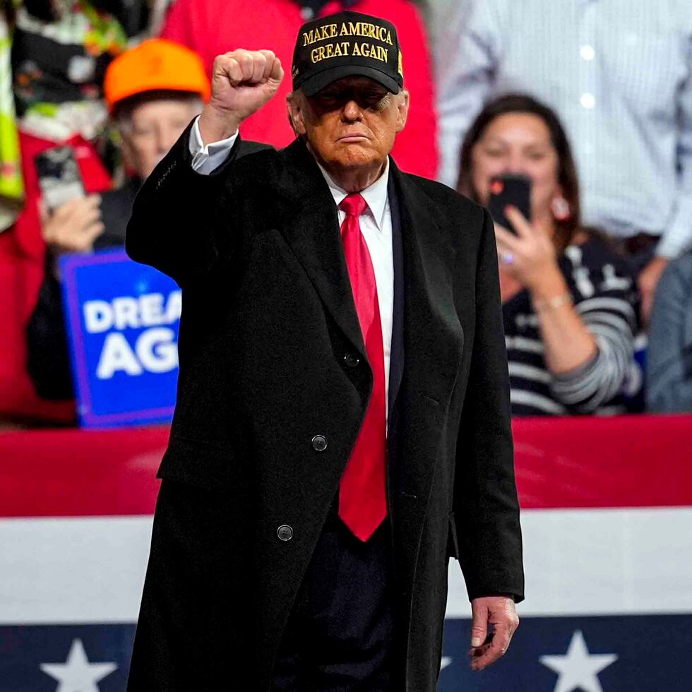 El candidato presidencial republicano, el expresidente Donald Trump, alza un puño en un mitin en el anfiteatro Atrium Health, el domingo 3 de noviembre de 2024, en Macon, Georgia.
