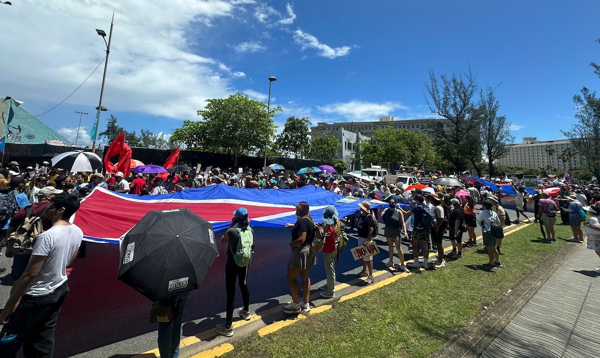 Miles de personas salen a la calle a protestar contra el megaproyecto Esencia