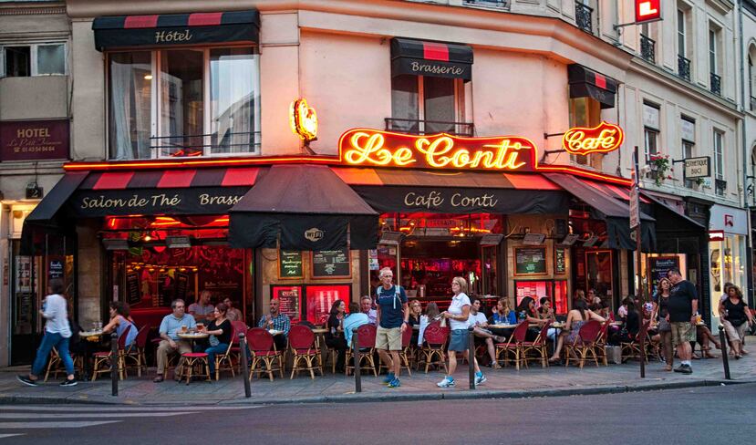 París es mucho más que su icónica Torre Eiffel… la Ciudad Luz es un destino hecho para embelesarse y perderse entre sus calles y cafés. Uno de los preferidos del “bucket list”. (Foto: Botond Horvath / Shutterstock.com)