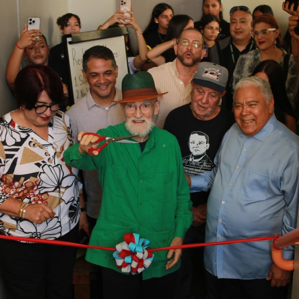 El artista Antonio Martorell y el cantante Danny Rivera participaron del corte de cinta del Museo de la Puertorriqueñidad Antonio “Toño” Martorell Cardona, inaugurado en la Escuela Superior Lysander Borrero Terry, en Villalba.