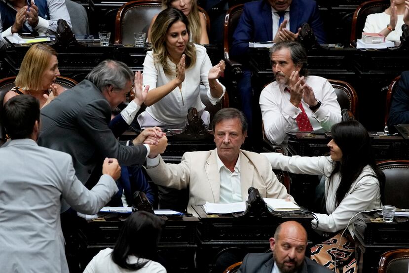 El legislador Óscar Zago recibe felicitaciones por su intervención durante el debate de la reforma económica del presidente argentino Javier Milei que fue aprobada en general por la Cámara de Diputados.