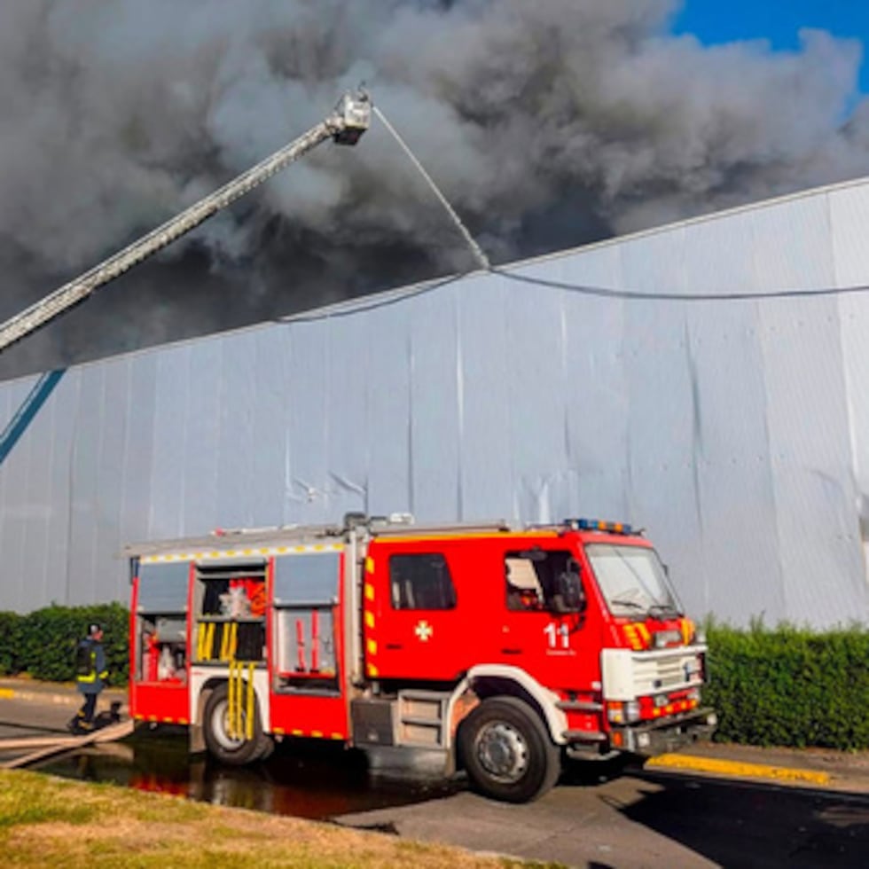 En la imagen, facilitada por el Servicio de Emergencias de Ucrania, un grupo de bomberos combate un incendio en un centro comercial provocado por un ataque ruso con drones en Kryvyi Rih, Ucrania, el viernes 21 de agosto de 2026.