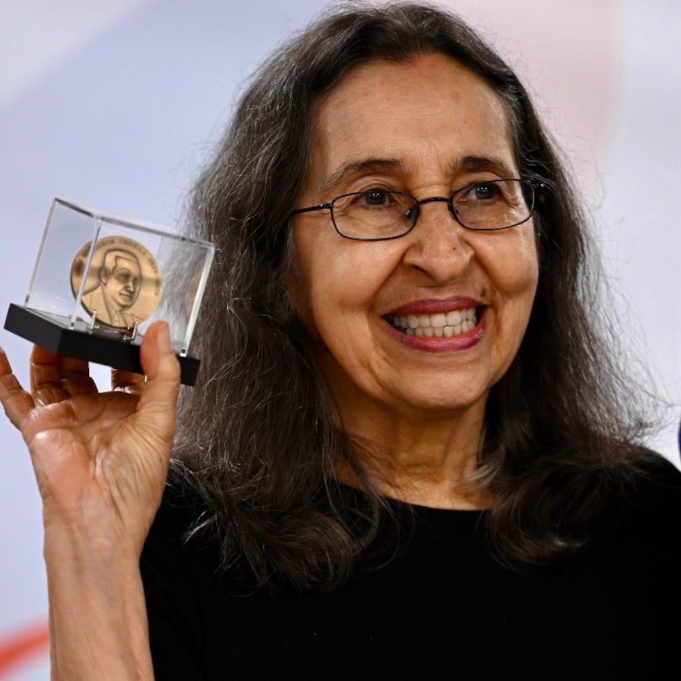 Ana Lydia Vega recibió la Medalla Luis Llorens Torres del Instituto de Cultura Puertorriqueño, en reconocimiento a su aportación a la cultura. Este es uno de los más altos reconocimientos institucionales del ICP.
