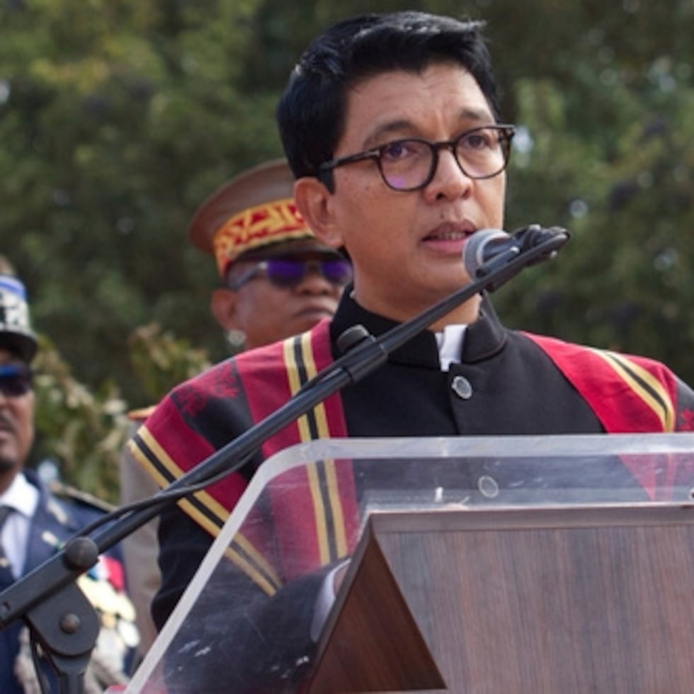 Rajoelina, de 51 años, ha enfrentado semanas de protestas antigubernamentales encabezadas por la Generación Z, las cuales alcanzaron un punto de inflexión el sábado cuando una unidad militar de élite se unió a las manifestaciones y pidió la dimisión del presidente y otros ministros del gobierno.