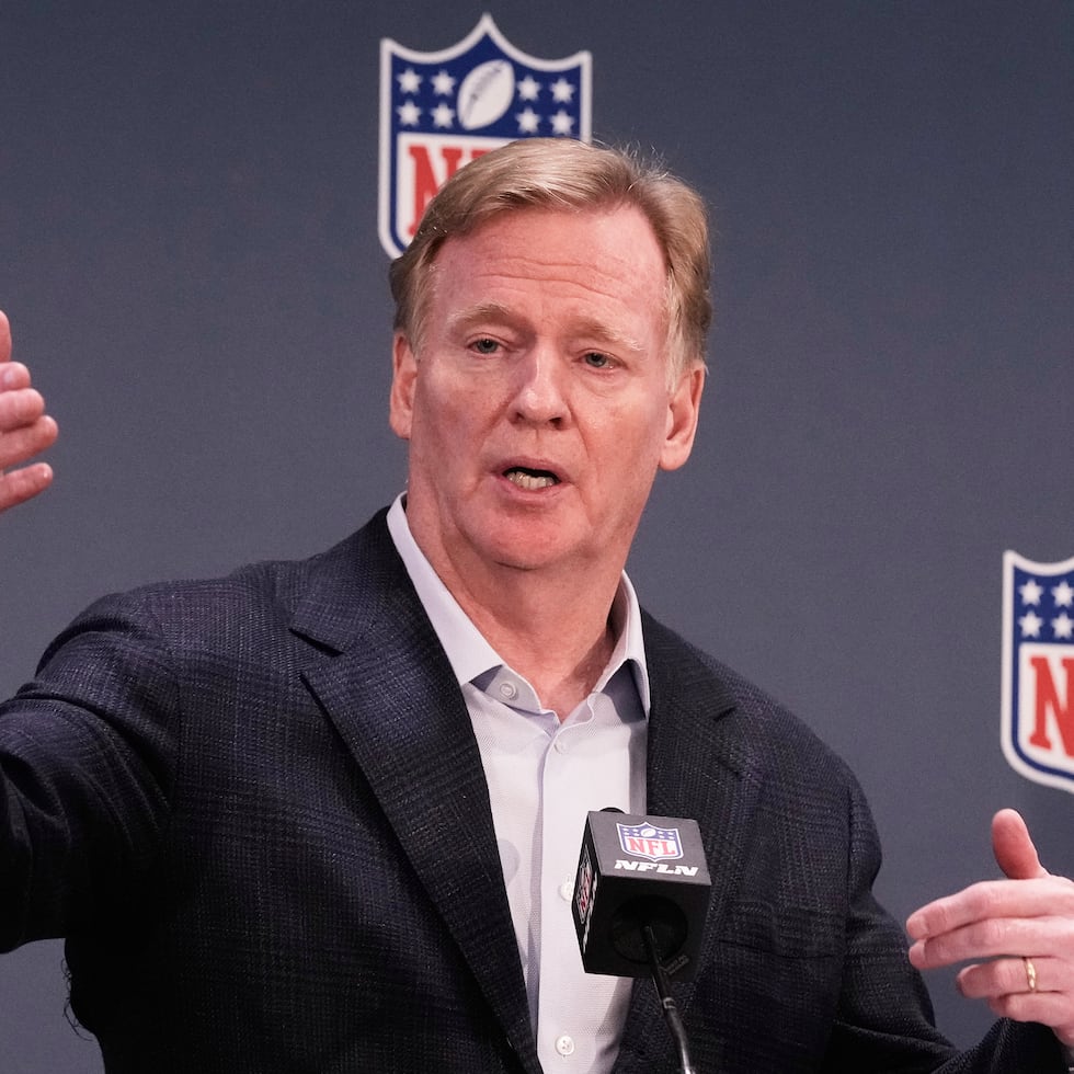 El comisionado de la NFL, Roger Goodell, habla con la prensa durante la reunión anual de propietarios.
