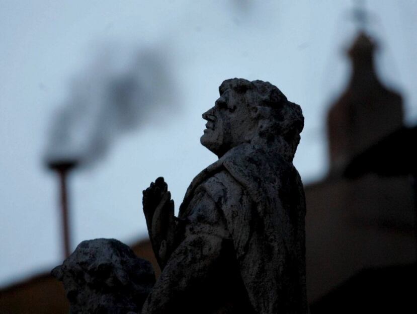 A su vez son quemados con un químico para que de la chimenea de la Capilla Sixtina salga humo negro (que significa que todavía no hay consenso) o blanco para anunciar que hay un nuevo Papa. (EFE)