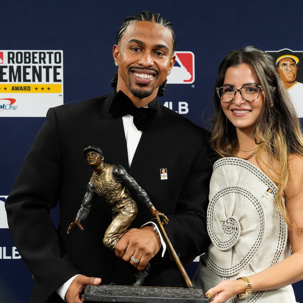 Francisco Lindor posa junto a su esposa, Katia Reguero, durante la ceremonia de premiación.