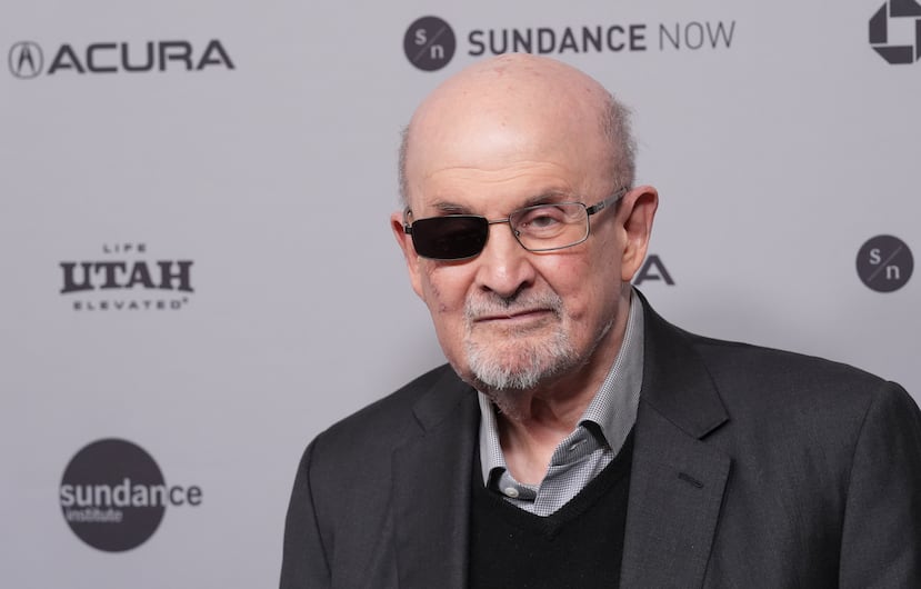 ARCHIVO - El novelista Salman Rushdie asiste al estreno del documental "Knife: The Attempted Murder of Salman Rushdie" durante el Festival de Cine de Sundance el 25 de enero de 2026 en The Ray en Park City, Utah. (Foto AP/Chris Pizzello, Archivo)
