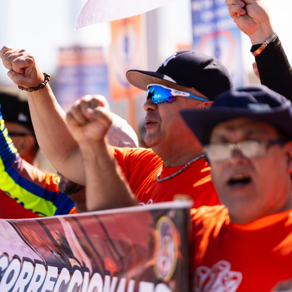 Oficiales correccionales, junto a agentes del PSAJ y vigilantes del DRNA, macharon hasta La Fortaleza para exigir al gobierno de Jenniffer González el pago inmediato de sus aumentos salariales legislados.