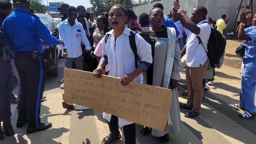 Trabajadores sanitarios en el epicentro del brote de ébola protestan por el impago de sus salarios en la oficina del gobernador provincial en Ituri, al este del Congo, el jueves 6 de agosto de 2026. (Foto AP/Constant Same Bagalwa)