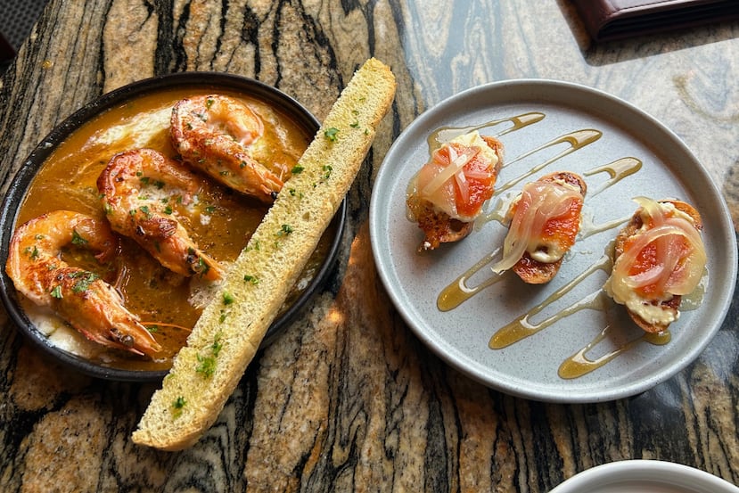 La ganadora de la Mejor tapa por votación popular fue las gambas al ajillo bañados en la salsa secreta de la casa, rematados con ajos tiernos y acompañado de pan, a la izquierda, de Catalina Bar de Tapas, en el Condado. A la derecha, tosta con sobrasada.