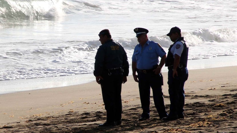 Three police officers investigate a drowning on the beach (GFR Media).
