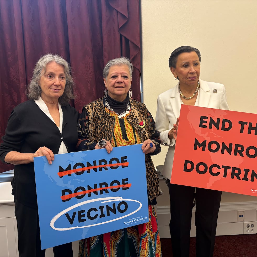 La congresista Nydia Velázquez (derecha) junto a la chilena Luz de las Nieves Ayress Moreno, torturada durante la dictadura de Augusto Pinochet, y a la abogada Jennifer Harbury, cuyo esposo fue torturado y asesinado por el ejército de Guatemala.