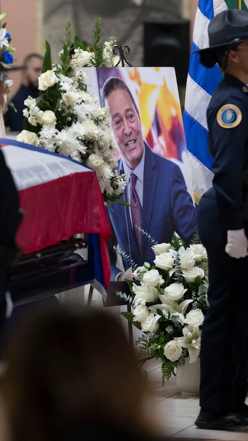 Decenas de personas se dieron cita este martes, 18 de agosto, para dar un último adiós al fenecido alcalde de Cataño, Julio Alicea Vasallo.