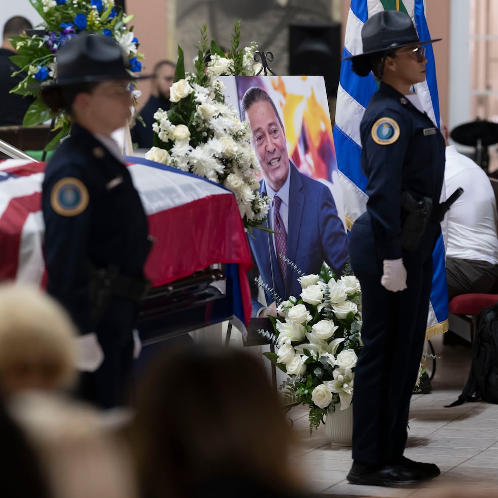 Decenas de personas se dieron cita este martes, 18 de agosto, para dar un último adiós al fenecido alcalde de Cataño, Julio Alicea Vasallo.