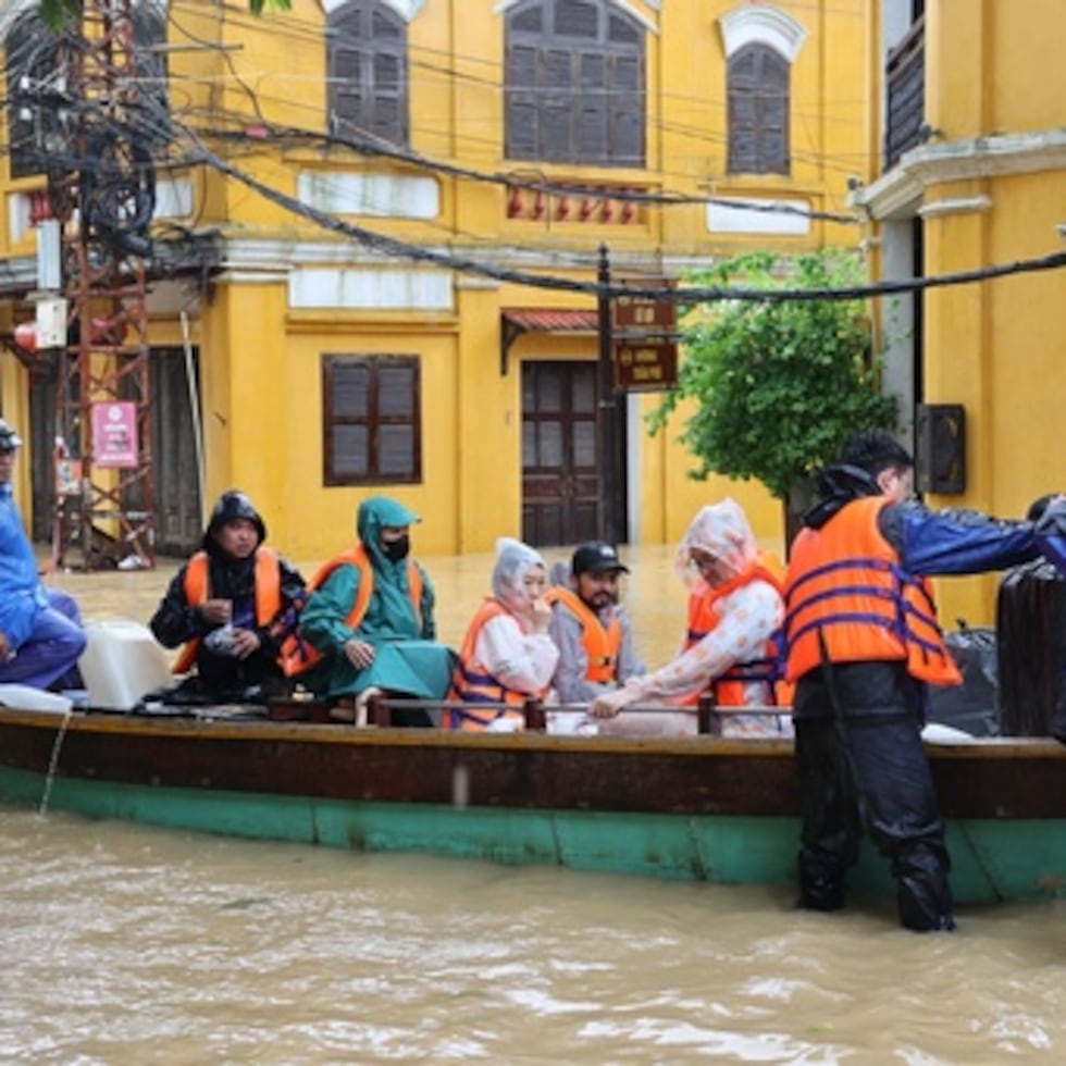 Un grupo de turistas fue evacuado en la ciudad de Hoi An.