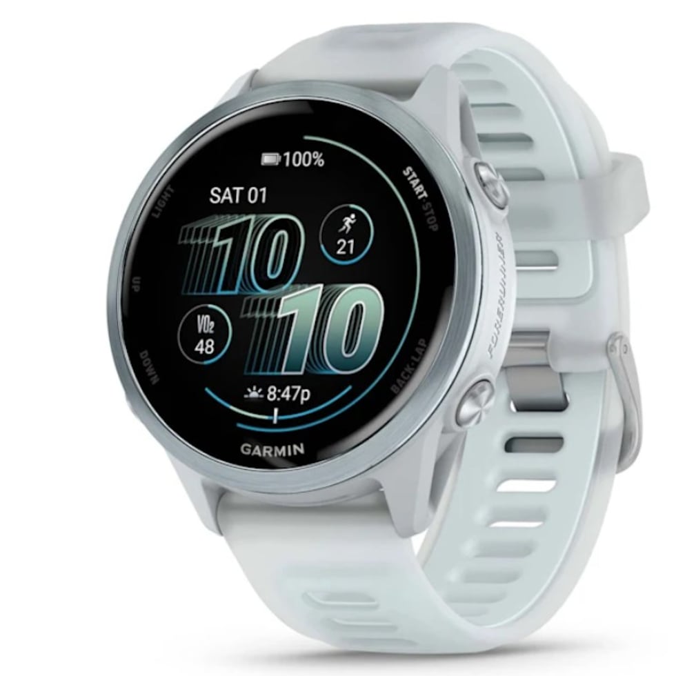 El reloj Garmin Forerunner® 570 – en su versión 42mm para muñecas más pequeñas o 47 mm con pantalla AMOLED-, tiene una tecnología de visualización que tiende a mostrar colores más vibrantes, altos niveles de contraste y negros profundos. Ofrece GPS multibanda para alta precisión, y funciones de entrenamiento como Garmin Coach y preparación para entrenar, además de incluir un altavoz y micrófono para llamadas y métricas de salud como el informe nocturno, y un nuevo sistema operativo que mejora la experiencia de usuario. (Garmin)