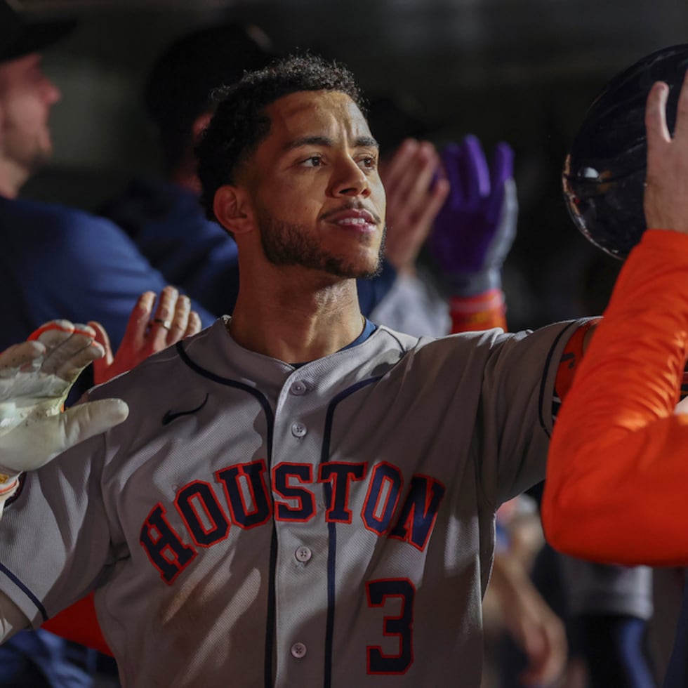Jeremy Peña, de los Astros de Houston, celebra luego de conectar un jonrón de dos carreras durante la octava entrada del partido contra los Athletics.