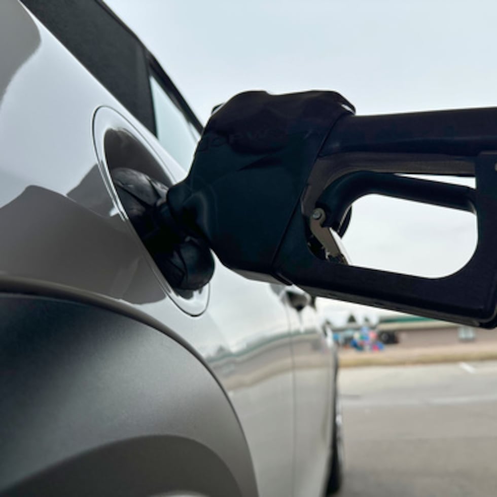 Los números publicados por el Departamento de Asuntos del Consumidor (DACO) indican que el precio de la gasolina en bomba hoy martes es de entre 97.7 y 105.7 para la gasolina regular y entre 107.7 y 117.7 para la gasolina Premium.