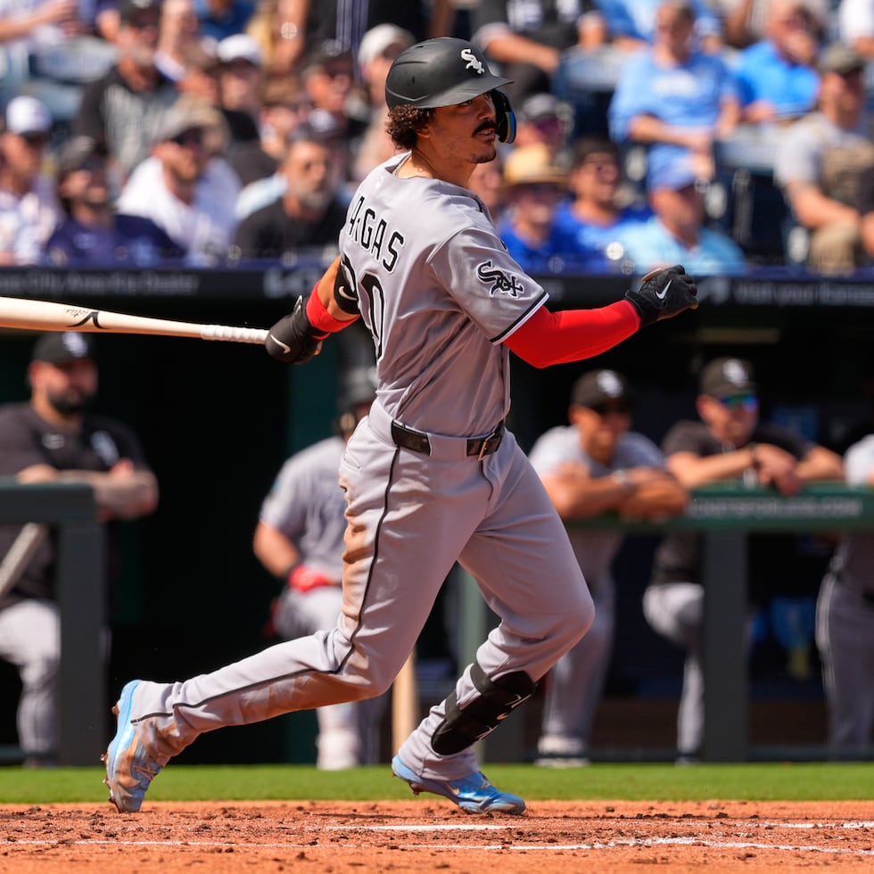 Miguel Vargas luego de conectar un sencillo remolcador de carrera por los White Sox de Chicago en la segunda entrada, en la victoria sobre los Royals.
