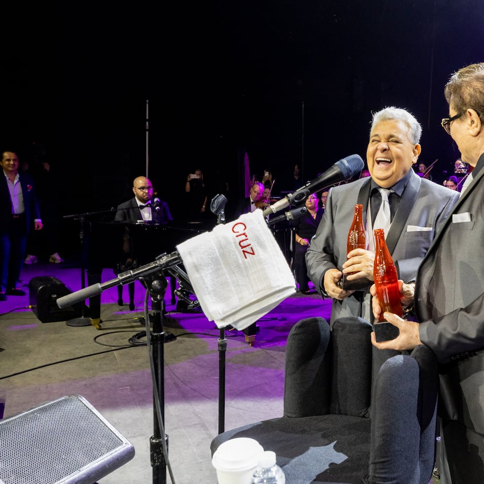 Richie Ray y Bobby Cruz hicieron vibrar el Coca Cola-Music Hall con su “Sonido Bestial Sinfónico”.