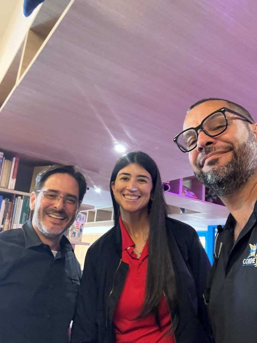 De izquierda a derecha: Sr. Edgardo Afanador, Gerente de Planificación Estratégica y Desarrollo Institucional de los Colegios Marista, Sra. Yasmine Torres, Bibliotecaria del Colegio Marista-Guaynabo, Sr. Carlos A. Crespo, Director Ejecutivo de COBIMET, Inc.
