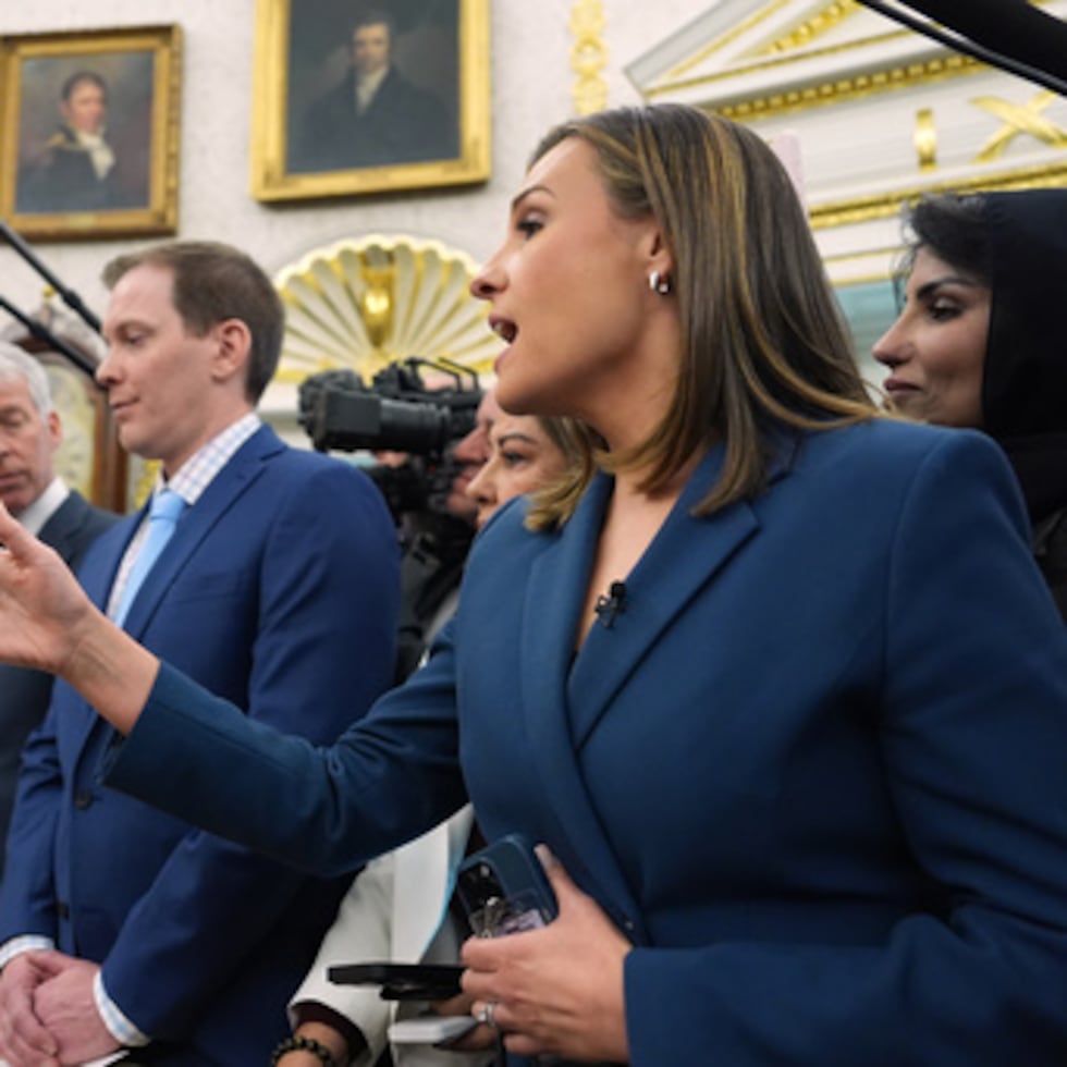 La periodista de ABC News, Mary Bruce, durante la conferencia de prensa en la Oficina Oval en la Casa Blanca.