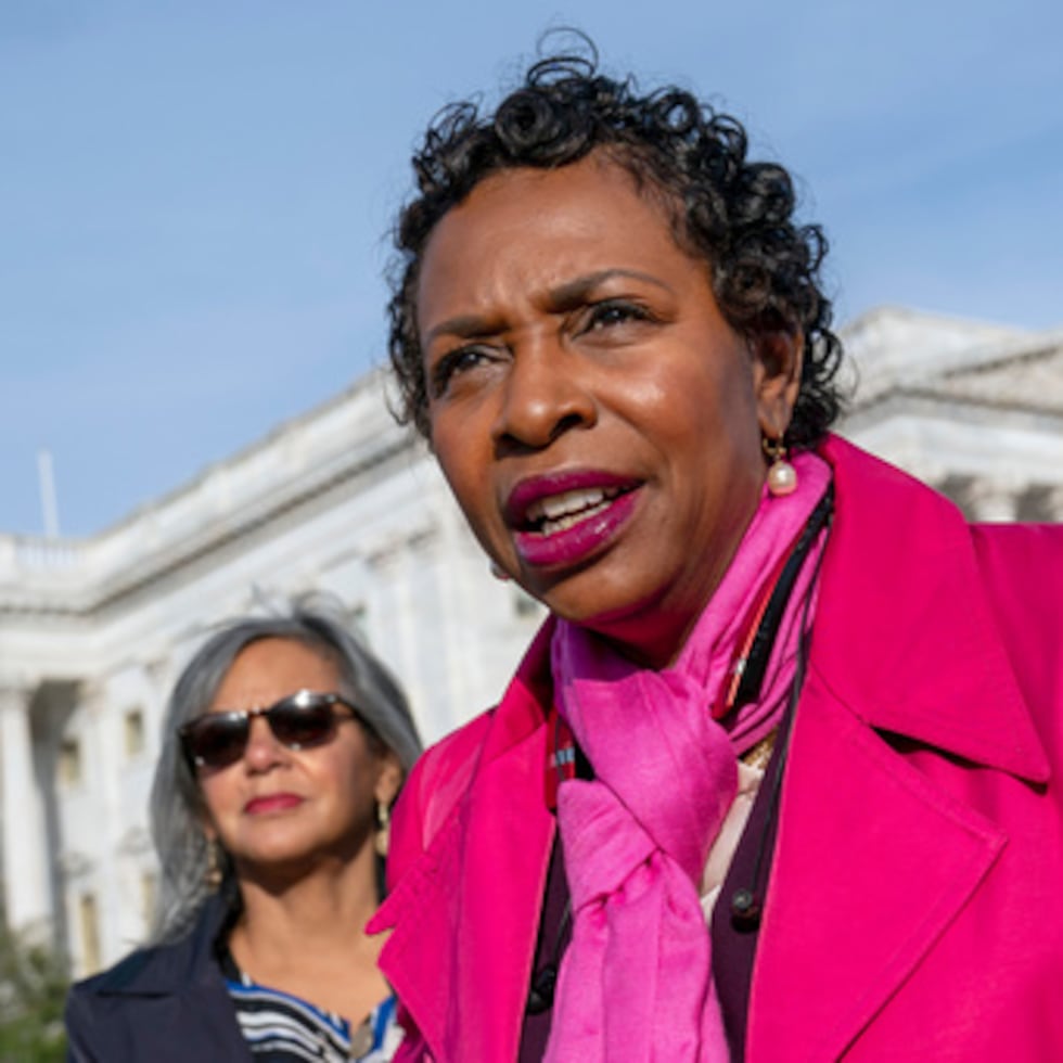 ARCHIVO - La representante estadounidense Yvette Clarke, de Nueva York, habla en una rueda de prensa en Washington, el 4 de noviembre de 2021. (AP Photo/J. Scott Applewhite, Archivo)