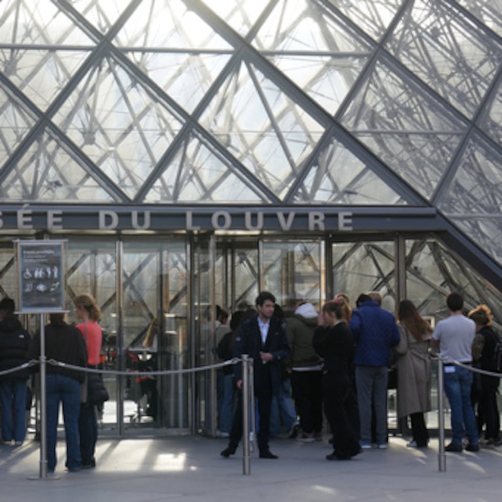 El museo se encuentra en el ojo del huracán por sus problemas estructurales y sus deficiencias de seguridad desde el pasado 19 de octubre, cuando sufrió el robo de varias joyas de la Corona francesa, todas ellas de un valor patrimonial incalculable, que no han podido ser recuperadas aún.