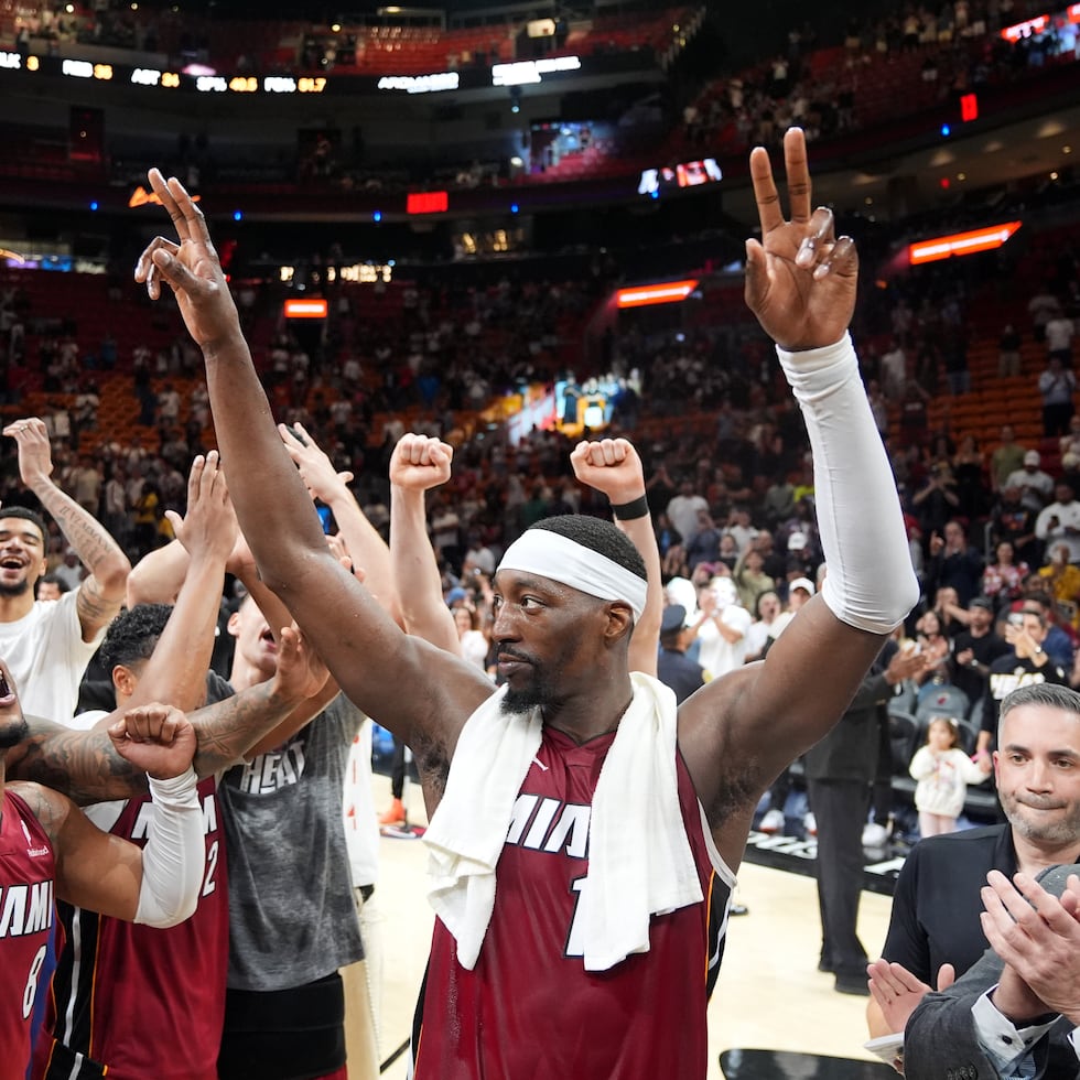 Bam Adebayo celebra con sus compañeros de equipo la gesta.