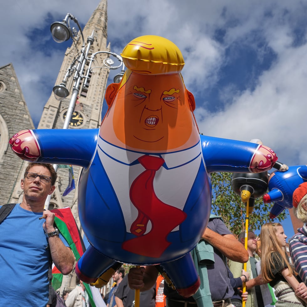 Manifestantes con globos protestan contra la visita del presidente de Estados Unidos, Donald Trump, en Dublín.