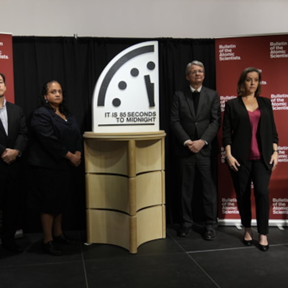 Los miembros del Bulletin of the Atomic Scientist, de izquierda a derecha, Jon B. Wolfsthal, Asha M. George, Steve Fetter y Alexandra Bell, muestran el Reloj del Juicio Final, ajustado a 85 segundos para la medianoche, durante una conferencia de prensa en el Carnegie Endowment for International Peace, el viernes 23 de enero de 2026, en Washington. (AP Photo/Pablo Martinez Monsivais)