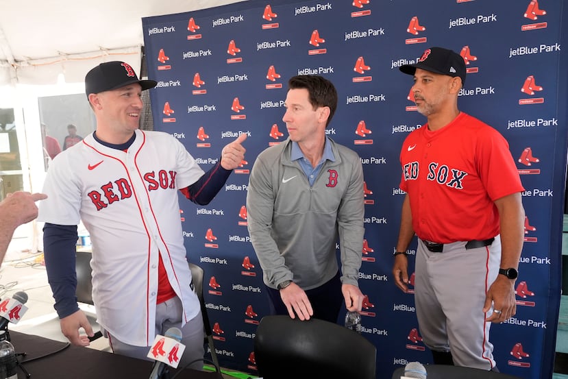 Craig Breslow (centro) y Alex Cora hablan con Alex Bregman durante su presentación el año pasado. Bregman terminó yéndose en la agencia libre a los Cubs.