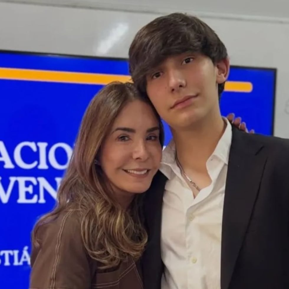 La presentadora Viviana Gibelli y su hijo.