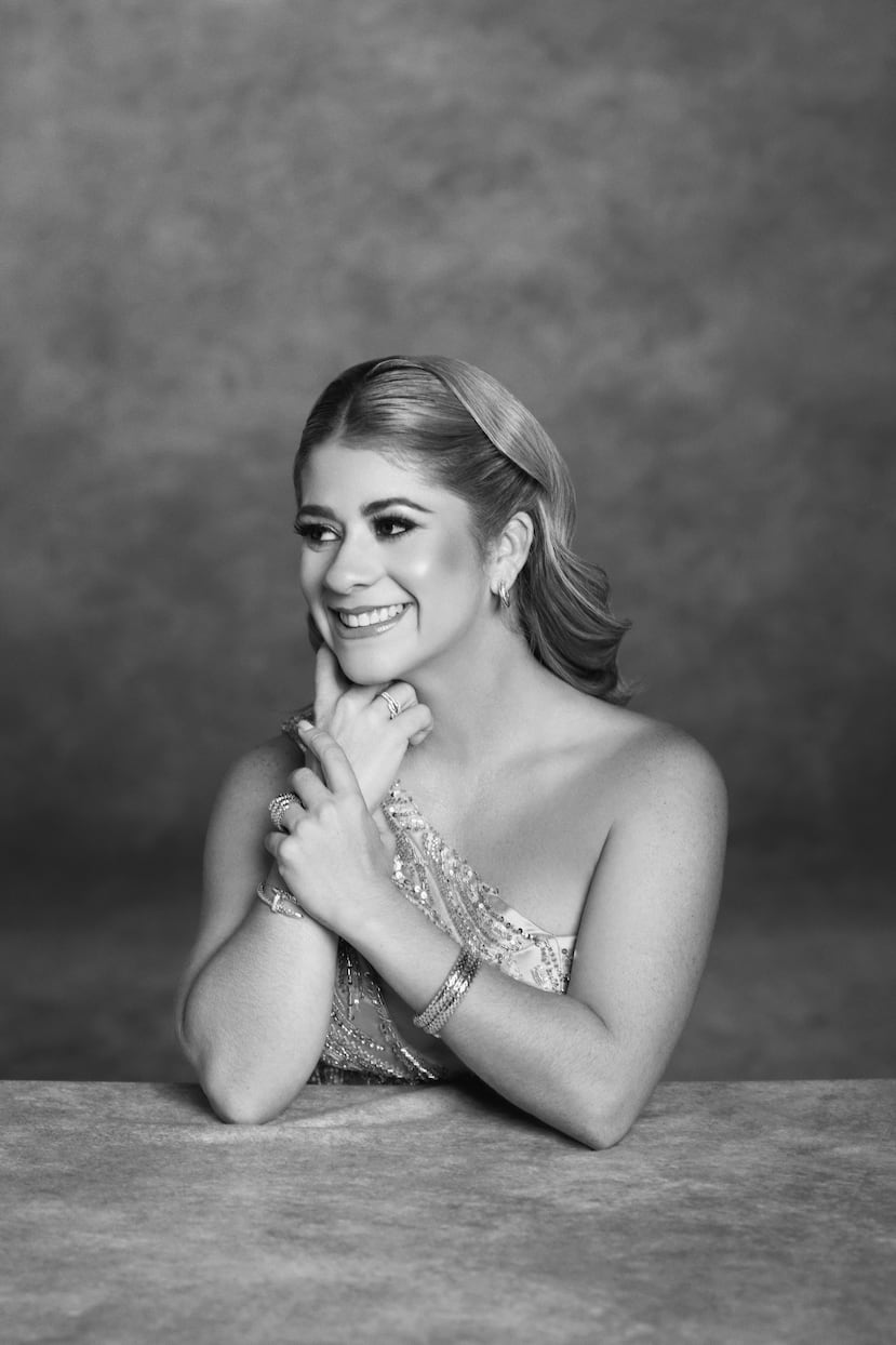 "Stylist": Claudia Madrid | Asistencia: Andrea Sofía Reverón| Joyería: John Hardy de Reinhold Jewelers Plaza las Américas | Apoyo de maquillaje en el “set”: George Pérez Cantres de House of Mua | Piso del estudio: Viva Carpets