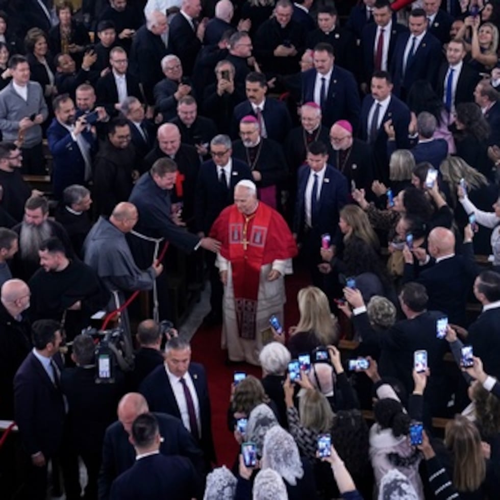 El Papa León XIV llega para una reunión con el clero en la Catedral del Espíritu Santo, en Estambul, Turquía, el viernes 28 de noviembre de 2025. (AP Photo/Domenico Stinellis)