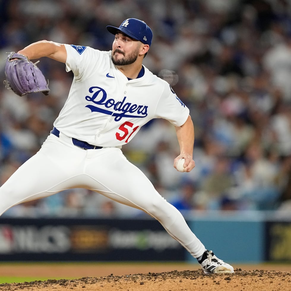 Alex Vesia, de los Dodgers de Los Ángeles, hace un lanzamiento ante los Brewers de Milwaukee en el cuarto juego de la Serie de Campeonato de la Liga Nacional, el viernes 17 de octubre de 2025 (AP Foto/Brynn Anderson)