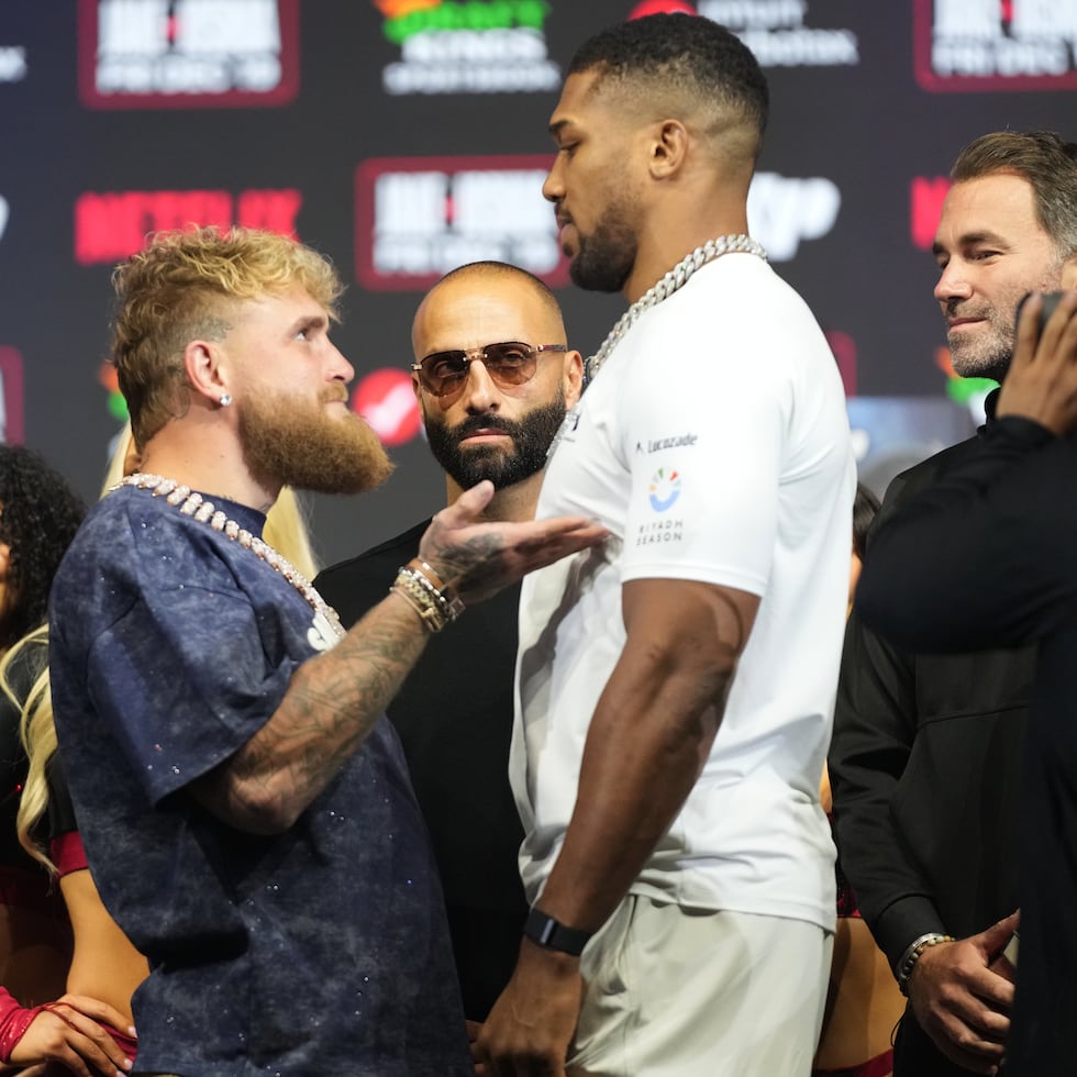 Anthony Joshua, de 1.98 metros, se alzasobre Jake Paul, de 1.85 metros, durante un evento de promoción de su pelea.