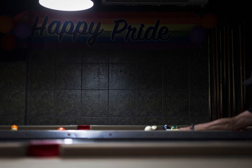 Al fondo, una pancarta celebra el Mes del Orgullo LGBTQ+ en Tía María.