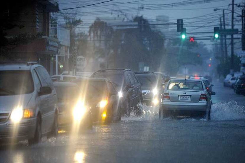 Las fuertes lluvias y tronadas son causadas por el paso de una onda tropical. (ana.abruna@gfrmedia.com)